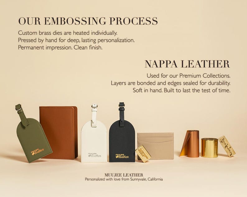 Puede incluir: Una colecci&oacute;n de art&iacute;culos de cuero que incluye etiquetas de equipaje en color oliva, blanco y negro, un cuaderno marr&oacute;n y un tarjetero beige. El texto dice: OUR EMBOSSING PROCESS, NAPPA LEATHER y MUUJEE LEATHER. Se muestran rollos de l&aacute;mina dorada y troqueles de lat&oacute;n.