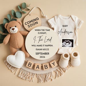 Könnte beinhalten: Babyankündigung mit einem Teddybären, einem weißen Herz und Holzblöcken mit der Aufschrift "BABY". Ein Strampler mit dem Namen "Anderson" und ein Ultraschallbild sind enthalten. Ein Holzschild sagt: "Wenn die Zeit reif ist, I. Der Herr wird es geschehen lassen. Jesaja 60:22 September 2026."