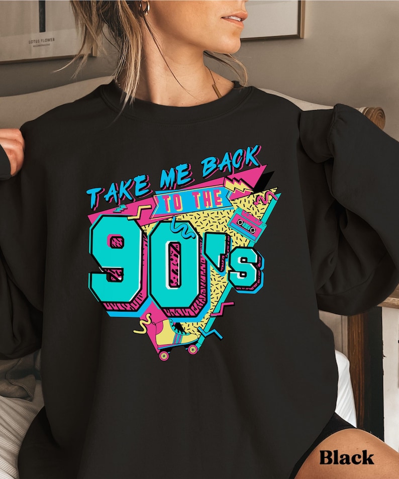 Puede incluir: Sudadera negra con un estampado gr&aacute;fico de dise&ntilde;o de los 90 en colores vivos. El texto del gr&aacute;fico dice "Take Me Back To The 90's".