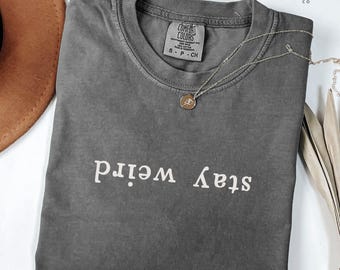 Trendy Bleib seltsam Shirt, Weircore Shirt, Dark Humor Shirt, lustiges sarkastisches Shirt, trendiges Comfort Colors Shirt, lustiges T-Shirt