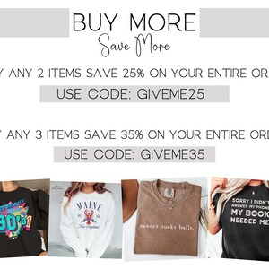 Puede incluir: Una imagen de dise&ntilde;o gr&aacute;fico con texto que dice "COMPRAR M&Aacute;S Ahorra m&aacute;s" e incluye dos ofertas: Compra 2 art&iacute;culos y ahorra 25% en todo tu pedido, usa el c&oacute;digo GIVEME25 y Compra 3 art&iacute;culos y ahorra 35% en todo tu pedido, usa el c&oacute;digo GIVEME35. La imagen tambi&eacute;n incluye cuatro dise&ntilde;os de camisetas diferentes.