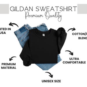 Puede incluir: Sudadera negra Gildan con el texto "Premium Quality" impreso en ella. La sudadera est&aacute; colocada sobre un par de pantalones vaqueros azules. El texto "Printed in USA", "Cotton/Poly Blend", "Ultra Comfortable", "Premium Material" y "Unisex Size" est&aacute; impreso alrededor de la sudadera.