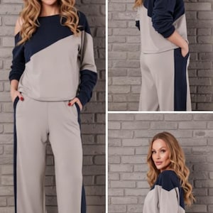 Może przedstawiać: Jasnoszary dres z granatowymi akcentami. Góra ma wzór w bloki kolorów z odkrytymi ramionami. Spodnie są szerokie z granatowymi paskami po bokach. Tekst na zdjęciu brzmi "Tracksuit Sewing Pattern XXS-4XL A4 PDF + Instructions."