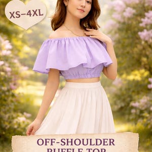 Op de afbeelding: Een naaipatroon voor een off-shoulder ruffle top. De afbeelding toont een vrouw die een lila off-shoulder ruffle top en een witte rok draagt. De tekst op de afbeelding luidt "SEWING PATTERN", "XS-4XL" en "OFF-SHOULDER RUFFLE TOP".