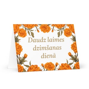 Tarjeta de cumpleaños letona con flores: saludo festivo de Letonia, deseo colorido, regalo floral, felicidad para un ser querido, amigo, él, ella, mamá, papá, madre, hermana