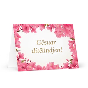 Tarjeta de cumpleaños albanesa con flores: saludo festivo de Albania, regalo floral colorido, feliz para un ser querido, amigo, él, ella, mamá, papá, hermana, madre