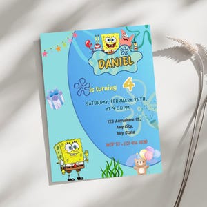 Könnte beinhalten: Eine rechteckige Geburtstagseinladungskarte mit SpongeBob Schwammkopf-Figuren, einem blauen Hintergrund und Text, der besagt, dass DANIEL am Samstag, den 24. Februar um 15:00 Uhr 4 Jahre alt wird, inklusive Adresse und Telefonnummer für RSVP.