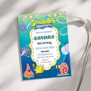 Könnte beinhalten: Eine rechteckige Geburtstagseinladungskarte mit den SpongeBob Schwammkopf-Figuren Patrick Star, SpongeBob und Gary die Schnecke. Der blau-grüne Hintergrund zeigt Partydekorationen und den Text JOIN US CELEBRATE SANDRA Third Birthday 25TH JUNE 2024 4PM GMT 123 Anywhere St, Any City, Any State RSVP TO +123 456 7890.
