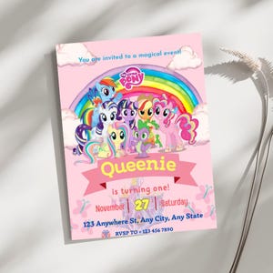 Könnte beinhalten: Rosa Einladungskarte mit My Little Pony-Figuren, einem Regenbogen und dem Text "Queenie wird eins!" mit dem Datum 27. November. Enthält Adresse und RSVP-Informationen. Die Karte hat ein magisches Event-Thema.