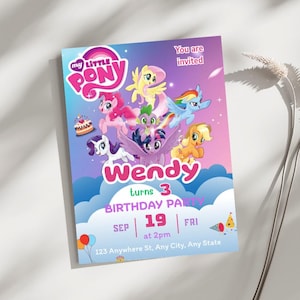Könnte beinhalten: Eine My Little Pony Geburtstagseinladung mit bunten Zeichentrickponys und dem Text "Wendy wird 3". Die Einladung enthält Datum, Uhrzeit und Ort der Party, mit einem Regenbogen- und Wolken-Design.