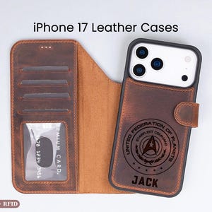 Könnte beinhalten: Braune Lederhülle für iPhone 17 mit Starfleet Command-Emblem und dem eingravierten Namen "JACK". Die Hülle hat Kartenfächer und einen Magnetverschluss. Der Text "iPhone 17 Leather Cases" ist oben.