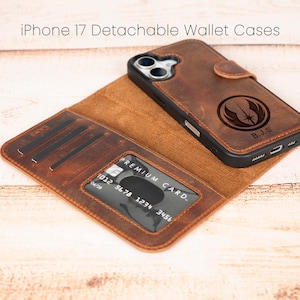 Könnte beinhalten: Braunes Leder-iPhone 17 abnehmbares Wallet Case mit schwarzem Handycase. Das Case ist geöffnet und zeigt Kartenfächer und eine Kreditkarte. Das Handycase hat ein Logo und die Initialen B.J.S. Der Text "iPhone 17 Detachable Wallet Cases" steht oben.