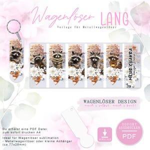 Könnte beinhalten: Ein Sublimationsdesign mit Waschbären, weißen Blumen und Eicheln. Das Design umfasst einen Schlüsselanhänger und rechteckige Anhänger. Der Text enthält "Wagenlöser LANG" und "MEHR CHAKRA weniger Drama". Die Anhänger sind ca. 7,7 cm x 2,8 cm groß.