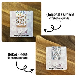 Puede incluir: Dos imanes para marcap&aacute;ginas con fondo blanco y dise&ntilde;o floral. El marcap&aacute;ginas superior presenta un patr&oacute;n de abejas y flores con el texto "Cheerful Bumble Holographic Laminate". El marcap&aacute;ginas inferior presenta una pila de libros con el texto "Floral Books Holographic Laminate". Ambos marcap&aacute;ginas tienen el texto "Emmy Grace Designs Magnetic Bookmark".