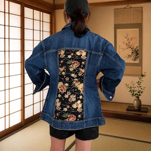 Vintage kimono denimjas – zwarte, Japanse upcycled jeansjas met bloemenprint, pioenroos en esdoorn, uniek exemplaar.