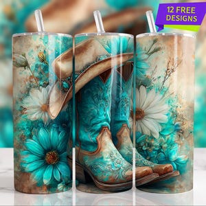 Op de afbeelding: Drie roestvrijstalen bekers met een turquoise cowboylaars- en hoedontwerp, versierd met witte madeliefjes en turquoise bloemen. Elke beker heeft een doorzichtig rietje en de tekst "12 FREE DESIGNS" op een paarse banner.