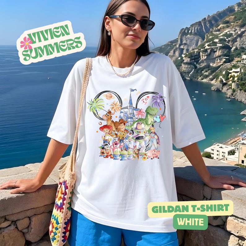 Camiseta de Toy Story con diseño de acuarela del castillo de Pixar, camiseta de Toy Story con orejas de Mickey, camiseta de viaje familiar de Woody y Buzz Lightyear, camiseta de fuegos artificiales del Reino Mágico imagen 4
