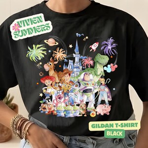 Camiseta de Toy Story con diseño de acuarela del castillo de Pixar, camiseta de Toy Story con orejas de Mickey, camiseta de viaje familiar de Woody y Buzz Lightyear, camiseta de fuegos artificiales del Reino Mágico imagen 3