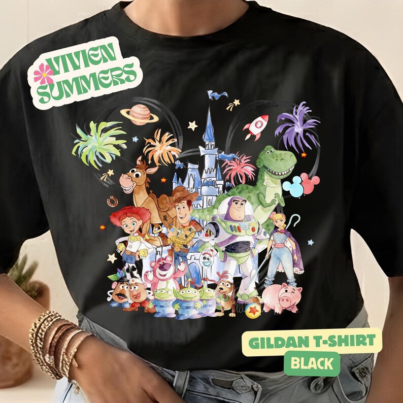 Camiseta de Toy Story con diseño de acuarela del castillo de Pixar, camiseta de Toy Story con orejas de Mickey, camiseta de viaje familiar de Woody y Buzz Lightyear, camiseta de fuegos artificiales del Reino Mágico imagen 3