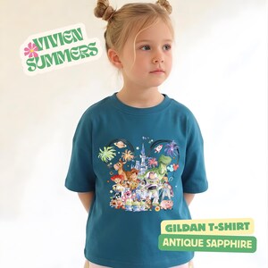 Puede incluir: Una taza de cer&aacute;mica blanca con asa negra y el texto "But First, Coffee" en negrita negra. La taza se encuentra sobre un fondo borroso, sugiriendo un ambiente acogedor.