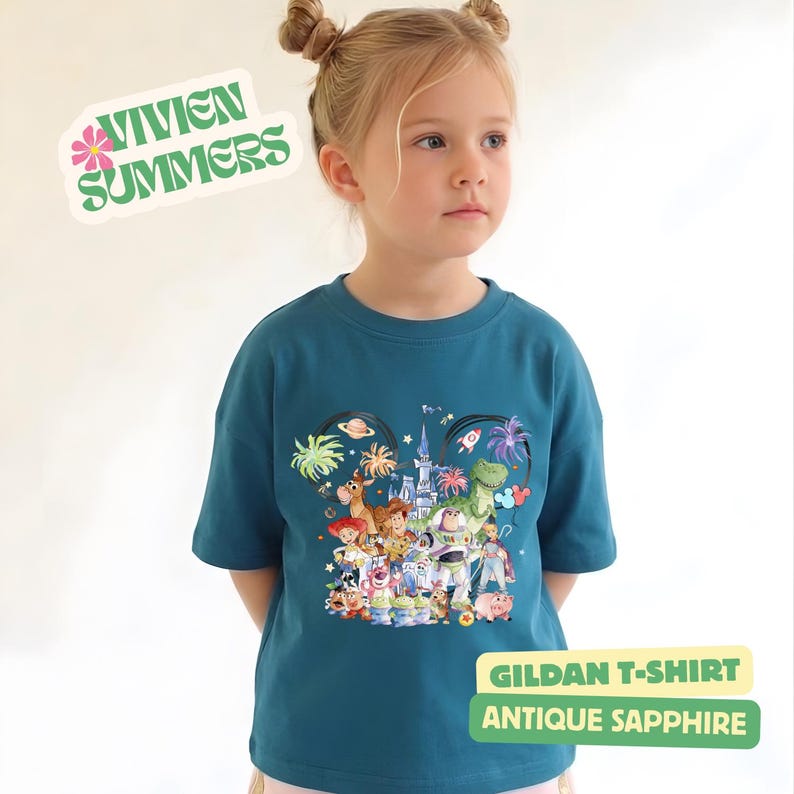 Puede incluir: Una taza de cer&aacute;mica blanca con asa negra y el texto "But First, Coffee" en negrita negra. La taza se encuentra sobre un fondo borroso, sugiriendo un ambiente acogedor.