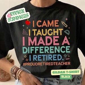 Peut inclure: T-shirt noir Gildan avec le texte "I CAME I TAUGHT I MADE A DIFFERENCE I RETIRED." et le hashtag #PROUDRETIREDTEACHER. Le motif comprend une pomme rouge, un crayon et un rapporteur. Le t-shirt porte également le logo Vivien Summers.