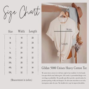 Puede incluir: Una camiseta unisex Gildan 5000 de algod&oacute;n grueso de color crema se muestra en una percha. La imagen incluye una tabla de tallas con medidas en pulgadas, que van de la S a la 5XL. El ancho de la camiseta var&iacute;a de 45.7 a 81.3 cm, y el largo de 71.1 a 88.9 cm.