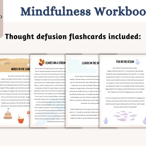 Pu&ograve; includere: Un set di quattro flashcard di mindfulness con illustrazioni colorate e testo. Le carte mostrano una scena di spiaggia con parole nella sabbia, foglie su un ruscello, nuvole nel cielo e pesci nell'oceano. Il testo sulle carte incoraggia la consapevolezza e la defusione del pensiero.