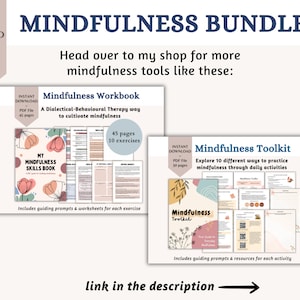 Pu&ograve; includere: Un pacchetto di download digitale di due quaderni di lavoro sulla mindfulness. Il primo quaderno &egrave; intitolato "Mindfulness Workbook" e presenta un design floreale rosa e verde. Il secondo quaderno &egrave; intitolato "Mindfulness Toolkit" e presenta un design astratto rosa, verde e marrone.
