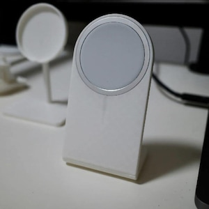 3D Printed MagSafe iPhone Stand – Black – Wireless Charging Mount – Minimalist Phone Holder for Apple Smartphones