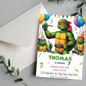 Könnte beinhalten: Eine rechteckige Geburtstagseinladungskarte mit drei grünen Cartoon-Schildkröten mit farbigen Masken, Luftballons und Konfetti. Der Text lautet: THOMAS IS TURNING 7, SUNDAY, MAY 15th, 3 PM TO 5 PM, 123 Anywhere St, Any City, Any State, RVSP TO +123 456 7890.