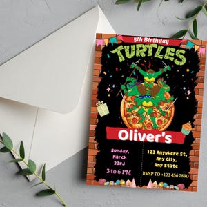 Könnte beinhalten: Eine rechteckige Geburtstagseinladungskarte mit Ziegelstein-Hintergrund, einer großen Pizza-Grafik mit vier Zeichentrick-Schildkröten und bunter Wimpelkette. Der Text lautet 5th Birthday, TURTLES, Oliver's, Sunday, March 23rd, 3 to 6 PM, 123 Anywhere St, Any City, Any State und RVSP TO +123 456 7890.