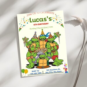 Può includere: Un biglietto d'invito di compleanno rettangolare con quattro tartarughe verdi dei cartoni animati che indossano cappellini da festa e mangiano pizza. Il testo recita JOIN US TO CELEBRATE Lucas's 4TH BIRTHDAY Sunday | March 23rd | 7 PM.