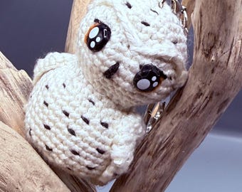 Brelok do kluczy z szydełkową sową śnieżną – ręcznie robiona sowa amigurumi – uroczy brelok na szydełkowy prezent