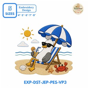 Könnte beinhalten: Ein Stickmuster mit einer Möwe, die eine schwarze Sonnenbrille trägt und in einem hölzernen Strandstuhl unter einem blau-weiß gestreiften Sonnenschirm sitzt. Die Szene umfasst eine gelbe Sonne, Wolken, ein Getränk, eine Krabbe, einen Seestern und eine Muschel.