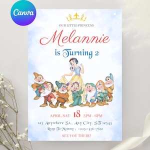 Könnte beinhalten: Eine Geburtstagseinladungskarte mit einer goldenen Krone, dem Text OUR LITTLE PRINCESS Melannie is Turning 2 und einer Illustration von Schneewittchen und den sieben Zwergen. Unten stehen Veranstaltungsdetails für den 18. April, 15-18 Uhr, und RSVP.
