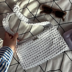 Sac à main porté épaule, blanc, sac en crochet, fait main, laine hoooked zpagetti, coton recyclé, sac de plage été, t shirt recyclé
