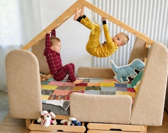 Miękkie łóżko wspinaczkowe Montessori dla dzieci, łóżko podłogowe dla maluchów ze ścianką wspinaczkową i kółkami gimnastycznymi, drewniana rama łóżka-domku do zabawy, łóżko do aktywności w pomieszczeniach