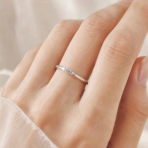 Personlig datumring, nätt namnring, nätt nummerring, smal stapelring, jubileumsring, ring för kvinnor