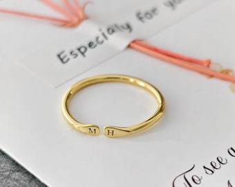 Zarter Initialenring • Individueller Ring mit zwei Buchstaben • Doppelter Initialenring • Geschenk für Sie • Stapelbarer Initialenring