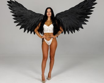 Cosplay de alas negras. Alas de ángel negro. Disfraz de carnaval con alas de ángel. Alas negras para sesión de fotos. Disfraz de cosplay de alas.