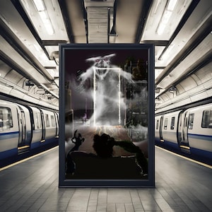 Op de afbeelding: Een zwart ingelijste poster met een griezelige afbeelding van een spookachtige figuur die voor een deur staat. De figuur is wit en doorschijnend, met rode ogen. De poster is geplaatst tegen een achtergrond van een metrostation.