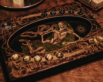 EMPEREUR DE NILFGAARD | Jeu de dés en bois inspiré du sorceleur avec un squelette peint. Fan art original fait main pour collectionneurs.