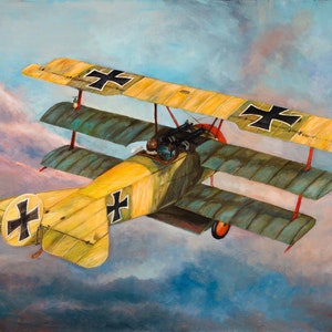 Pode incluir: Um triplano Fokker Dr.I amarelo e verde da Primeira Guerra Mundial com cruzes de ferro pretas nas asas e na cauda. O avião está voando em um céu nublado.