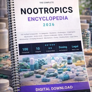 Può includere: Un libro a spirale intitolato "NOOTROPICS ENCYCLOPEDIA 2026" con un banner viola. La copertina del libro presenta testo sui nootropi, tra cui "100 Verified Compounds" e "Digital Download". Varie pillole e capsule sono sparse intorno al libro.