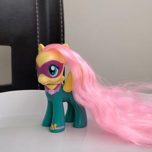 Hasbro 2014 My Little Pony - Fluttershy - Superhjälte Saddle Rager Power Ponies G4 MLP-figur