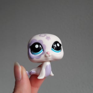 Vintage 2007 Hasbro Littlest Pet Shop Beautiful Seal #2523 + Accessory EURO Rare Authentic pre-loved deco pet lps
