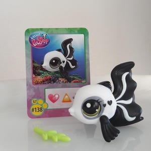 Hasbro Littlest Pet Shop #G7 pez gótico blanco y negro #138 con tarjeta y accesorio OG guppy exótico raro auténtico pre-amado deco mascota LPS