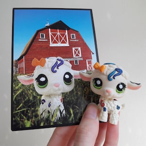 Vintage 2009 Hasbro Littlest Pet Shop blanc agneau #1068 et c'est carte Postcard Pets Rare Authentique animal de compagnie de collection d'occasion LPS