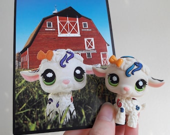 Littlest Pet Shop de Hasbro, cordero blanco n.° 1068, edición vintage de 2009, con su tarjeta. Postal de mascotas. Mascota de decoración LPS auténtica y rara.